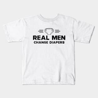 First time dad - Real men changes diapers Kids T-Shirt